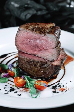 Plaka üzerinde bonfile biftek salata koyu arka plan üzerinde