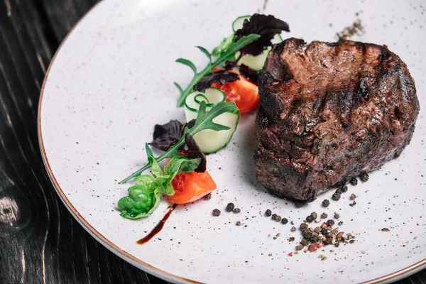 Izgara dana biftek salata koyu ahşap arka plan üzerinde