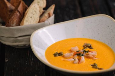 Elma strudel physalis koyu ahşap arka plan üzerinde beyaz tabakta ile parçası