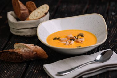 Elma strudel physalis koyu ahşap arka plan üzerinde beyaz tabakta ile parçası