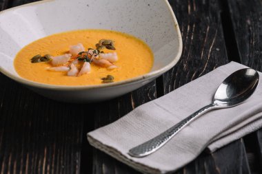 Elma strudel physalis koyu ahşap arka plan üzerinde beyaz tabakta ile parçası