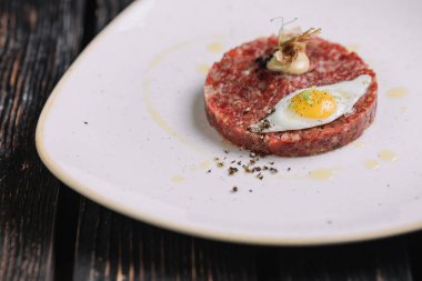 Elma strudel physalis koyu ahşap arka plan üzerinde beyaz tabakta ile parçası