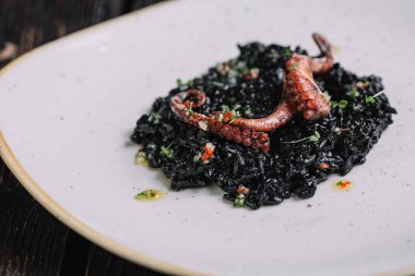 Elma strudel physalis koyu ahşap arka plan üzerinde beyaz tabakta ile parçası