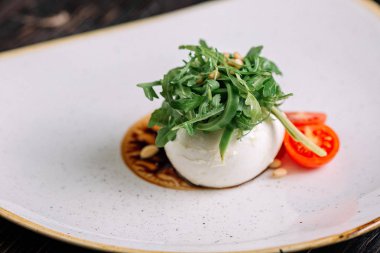 Elma strudel physalis koyu ahşap arka plan üzerinde beyaz tabakta ile parçası
