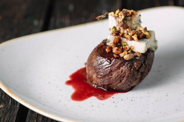 Elma strudel physalis koyu ahşap arka plan üzerinde beyaz tabakta ile parçası