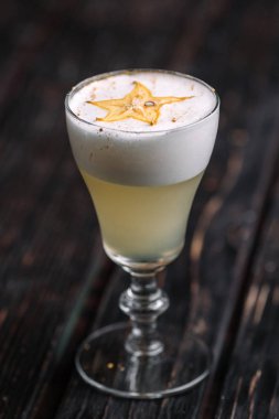 Elma strudel physalis koyu ahşap arka plan üzerinde beyaz tabakta ile parçası