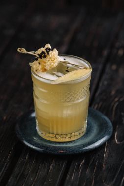 Elma strudel physalis koyu ahşap arka plan üzerinde beyaz tabakta ile parçası