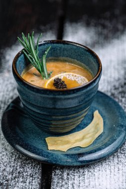 Elma strudel physalis koyu ahşap arka plan üzerinde beyaz tabakta ile parçası