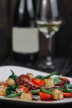 Elma strudel physalis koyu ahşap arka plan üzerinde beyaz tabakta ile parçası