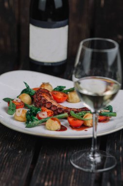 Elma strudel physalis koyu ahşap arka plan üzerinde beyaz tabakta ile parçası