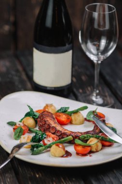 Elma strudel physalis koyu ahşap arka plan üzerinde beyaz tabakta ile parçası