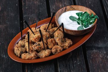 Aperatifler bira koyu ahşap arka plan için. Soslu kızarmış tavuk Kalpler