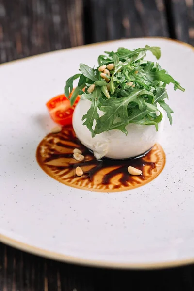 Stück Apfelstrudel Mit Physalis Auf Weißem Teller Auf Dunklem Holzhintergrund — Stockfoto