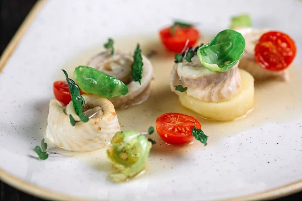 Stück Apfelstrudel Mit Physalis Auf Weißem Teller Auf Dunklem Holzhintergrund — Stockfoto