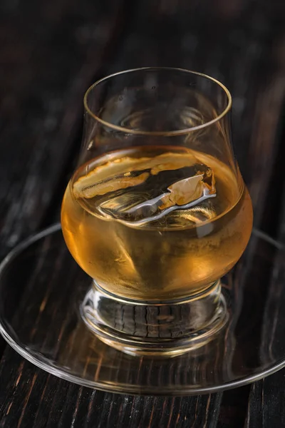 Elma strudel physalis koyu ahşap arka plan üzerinde beyaz tabakta ile parçası