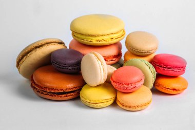 Beyaz arka plan üzerinde izole renkli irili ufaklı macaroons