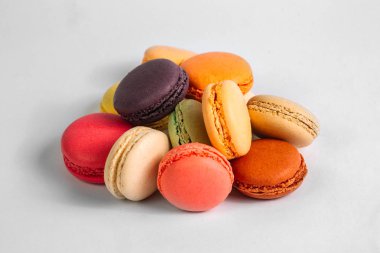 Beyaz arkaplanda izole edilmiş renkli badem kurabiyeleri