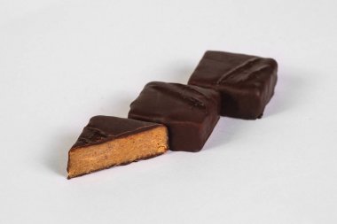 El yapımı çikolata şeker dolgulu beyaz izole kesmek