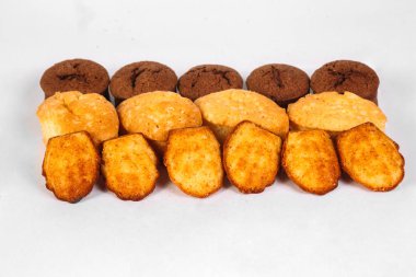 Geleneksel Fransız bisküvi ve kurabiyeler beyaz arka plan üzerinde