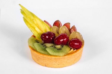 beyaz zemin üzerine meyveli kek