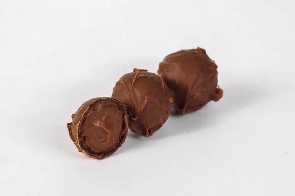 Csokoládé szarvasgomba fehér háttér — Stock Fotó