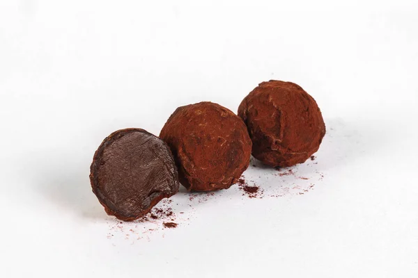 Нарезать шоколадные конфеты с орехами на белом фоне — стоковое фото