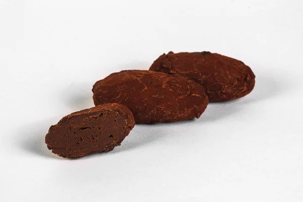 Bonbons au chocolat faits à la main coupés avec remplissage isolé sur blanc — Photo