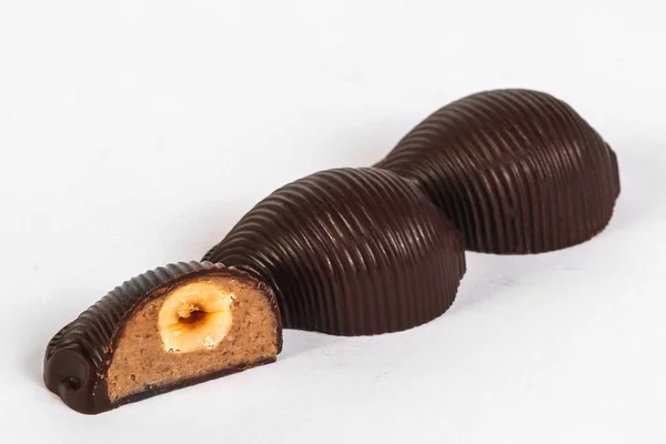 Vágott kézzel készített csokoládé elszigetelt fehér tömés — Stock Fotó