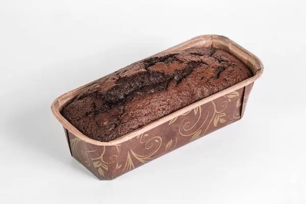 Домашній какао хліб у формі паперу для випічки на білому фоні — стокове фото