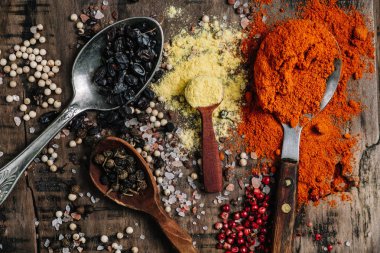 Bir ahşap tahta üzerinde çeşitli baharatlar