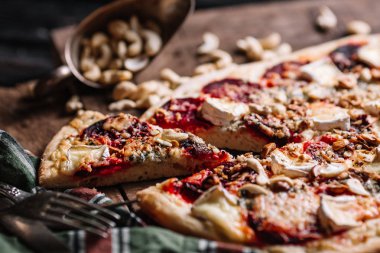 Ahşap arka plan üzerinde kırmızı pancar vejetaryen pizza.