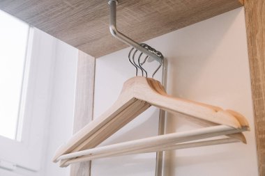 Boş tahta askı elbise Ray üzerinde