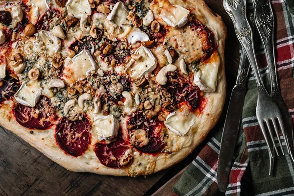Pizza vegetariana com beterraba sobre fundo de madeira . — Fotografia de Stock