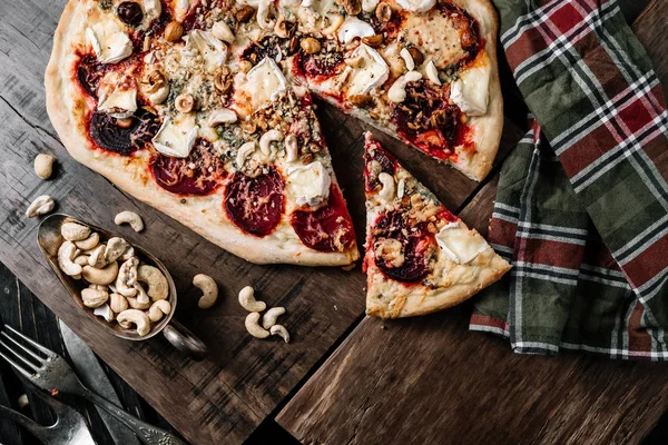 Pizza vegetariana com beterraba sobre fundo de madeira . — Fotografia de Stock