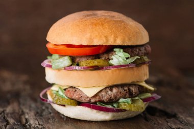 ahşap masa üzerinde büyük hamburger