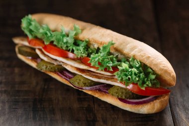 Izgara tavuklu sandviç ahşap tablo.