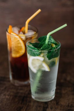 İki bardak limonata ahşap arka plan üzerinde