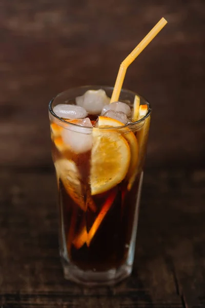 cam ahşap arka plan üzerinde turuncu limonata