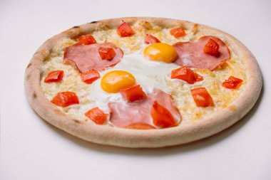Sahanda yumurta ve jambon beyaz izole kahvaltı pizza