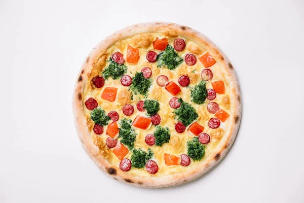 Pizza aux saucisses, tomate et épinards sur blanc. Vue du dessus — Photo