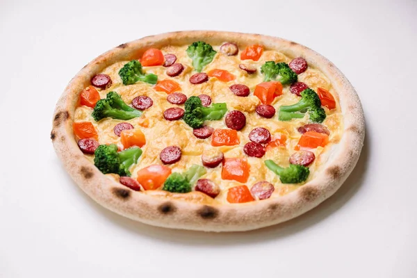 Pizza aux saucisses fumées et brocoli isolé sur blanc — Photo