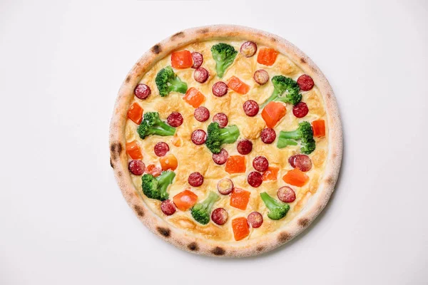 Pizza aux saucisses fumées et brocoli isolé sur blanc. Haut v — Photo