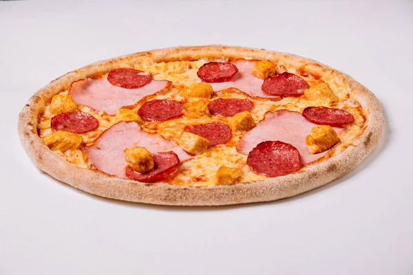 Pizza au salami, poulet et jambon isolé sur blanc — Photo