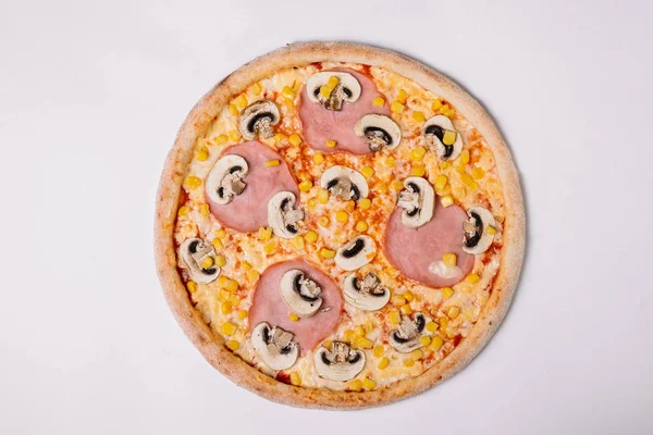 Pizza au poulet, jambon et champignons isolés sur blanc. Top vie — Photo