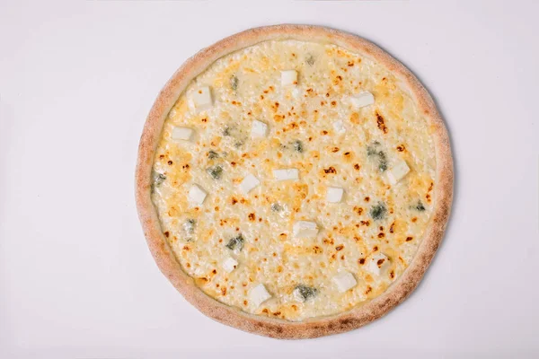 Pizza au fromage isolée sur blanc. — Photo