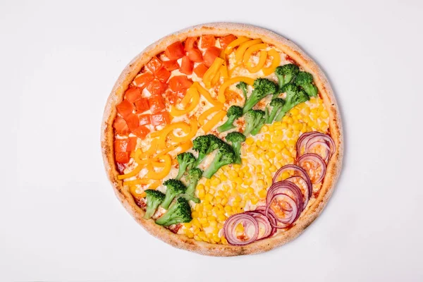 Pizza aux légumes isolés sur blanc. Pizza végétarienne. Haut v — Photo