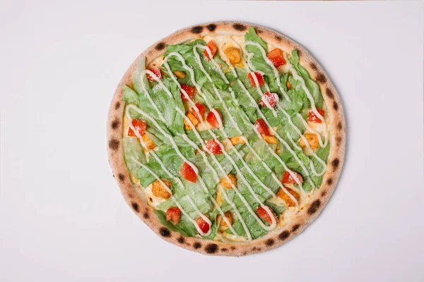 Pizza au poulet et salade isolée sur blanc. Vue du dessus — Photo