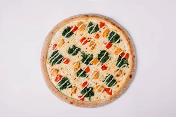 Pizza com frango, páprica e espinafre em branco. Vista superior — Fotografia de Stock
