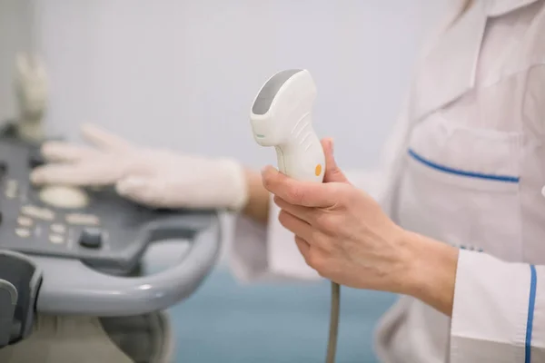 Ultrassonografista usando máquina de ultra-som no trabalho — Fotografia de Stock