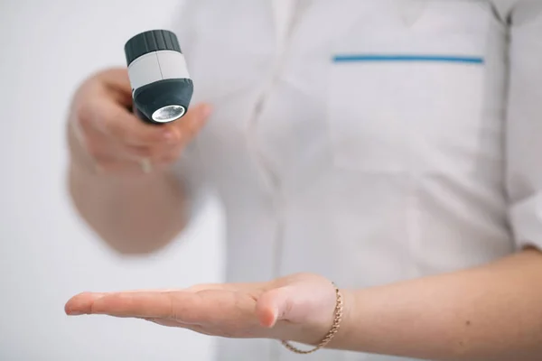 Close-up van dermatoloog vrouwen onderzoeken moedervlek op haar hand in cli — Stockfoto